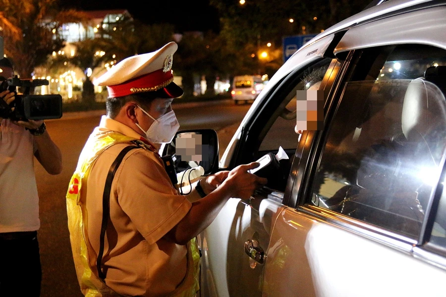 CSGT Bình Thuận kiểm tra nồng độ cồn trường hợp lái xe ô tô.