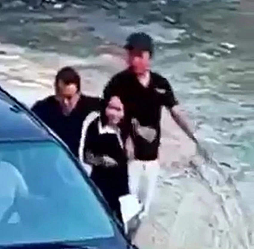 Camera ghi lại hình ảnh 2 bị cáo khống chế bé T lên ô tô.