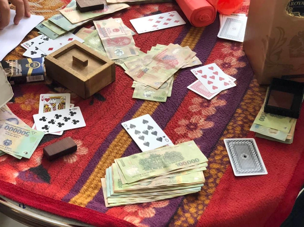 Tang vật bị bắt quả tang tại sòng bạc. Ảnh ĐT.