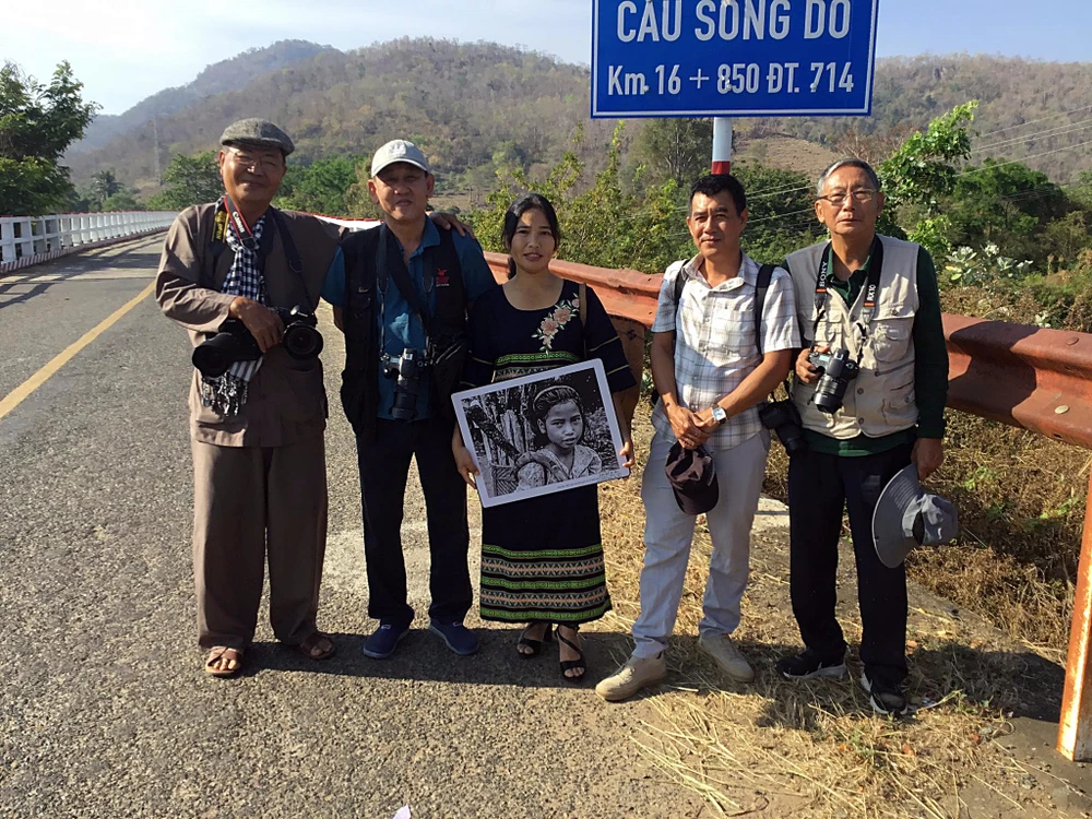 Tác giả, nhân vật và nhóm nghệ sĩ nhiếp ảnh tại vị trí chụp tác phẩm Em bé K'ho 27 năm trước.