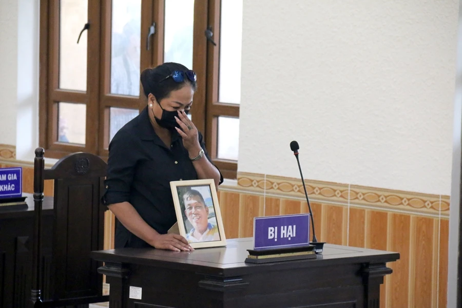 Vợ nạn nhân mang di ảnh chồng đến tòa. Vợ nạn nhân mang di ảnh chồng đến tòa.