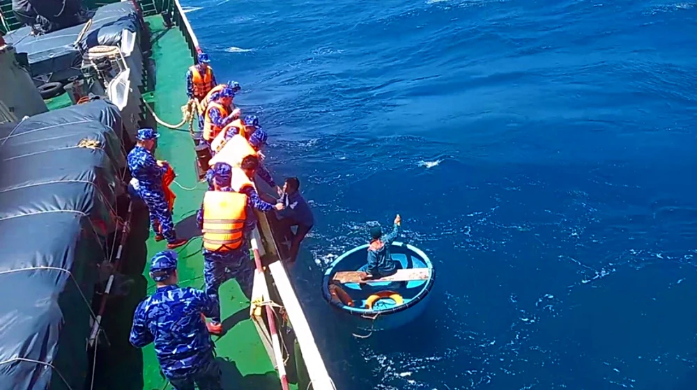 Tàu Cảnh sát biển tiếp nhận 2 thuyền viên được cứu sống trên vùng biển Phú Qúy tháng 3-2023. Ảnh Trung Thành.