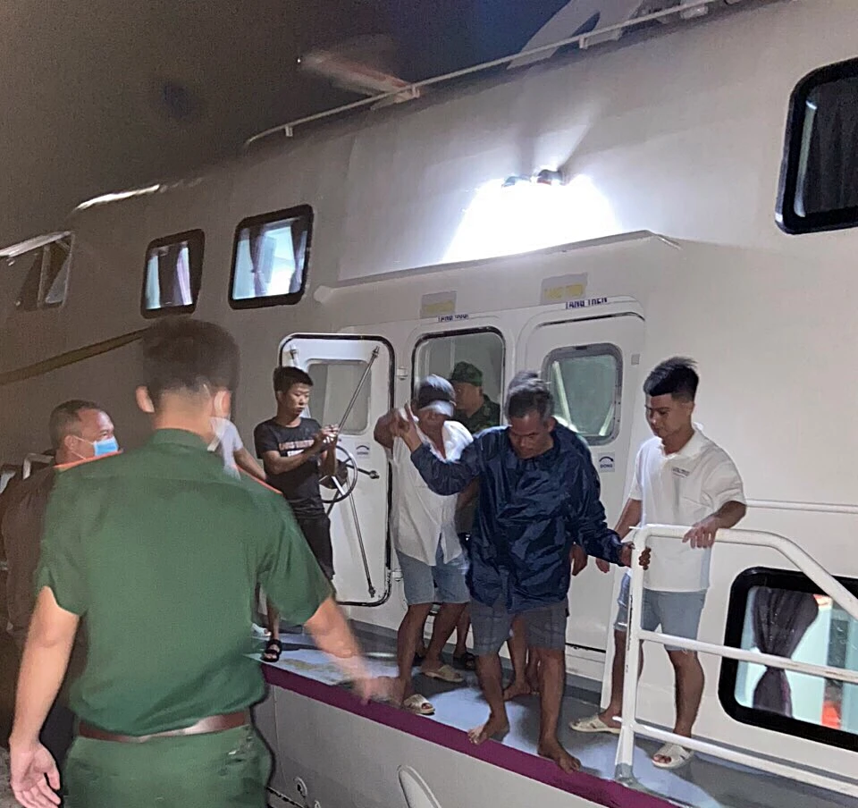 Ba thuyền viên được cứu sống tối 8-3. Ảnh TRUNG THÀNH. Ba thuyền viên được cứu sống tối 8-3. Ảnh TRUNG THÀNH.