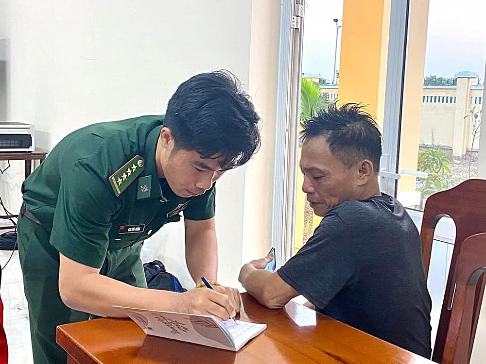 Bộ đội Biên phòng Bình Thuận lấy thông tin các thuyền viên được cứu sống. Ảnh TRUNG THÀNH.