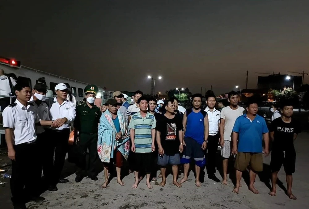 11 người trên tàu Xuyên Á 126 được cứu sống đưa vào đất liền. Ảnh TRUNG THÀNH.