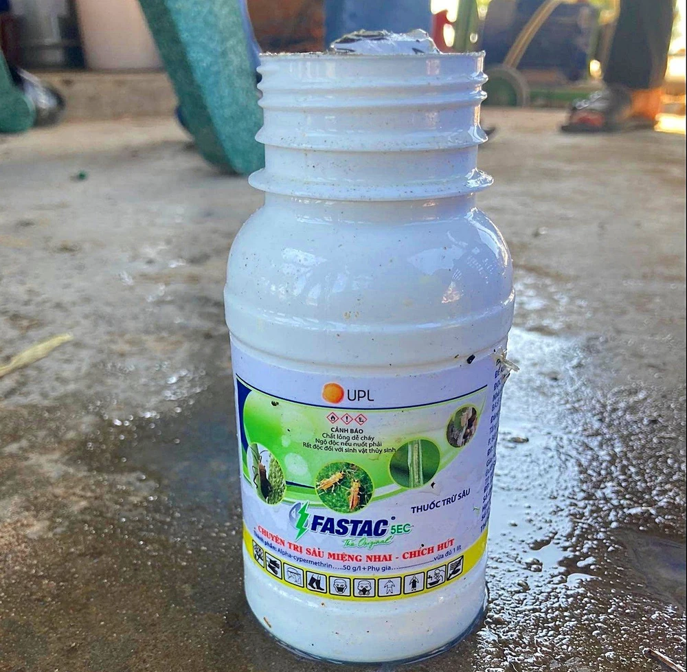Thuốc trừ sâu bị can dùng ném xuống hồ tôm.