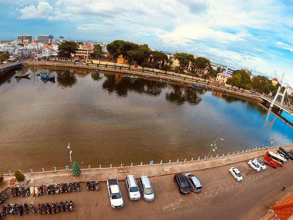 Sông Cà Ty chảy giữa lòng TP Phan Thiết. Ảnh: PN
