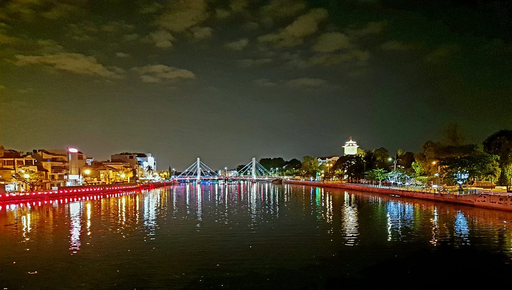 Sông Cà Ty về đêm nhìn từ cầu Trần Hưng Đạo. Ảnh: PN