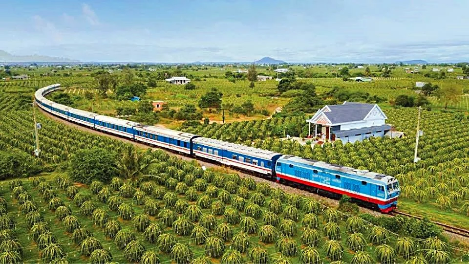 Tàu hỏa SPT Sài Gòn - Phan Thiết đi qua địa bàn Bình Thuận. Ảnh: ĐS
