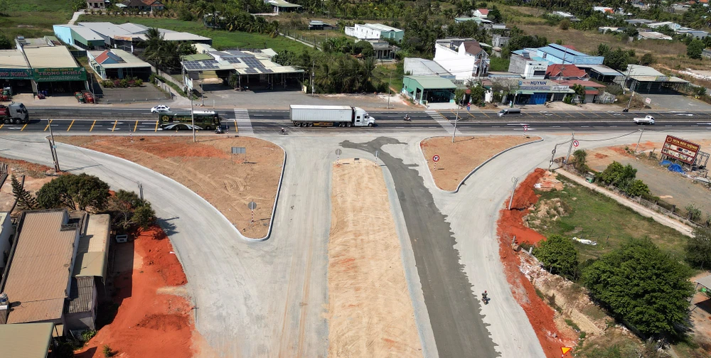 Đoạn đấu nối với quốc lộ 1A Đoạn đấu nối với quốc lộ 1A