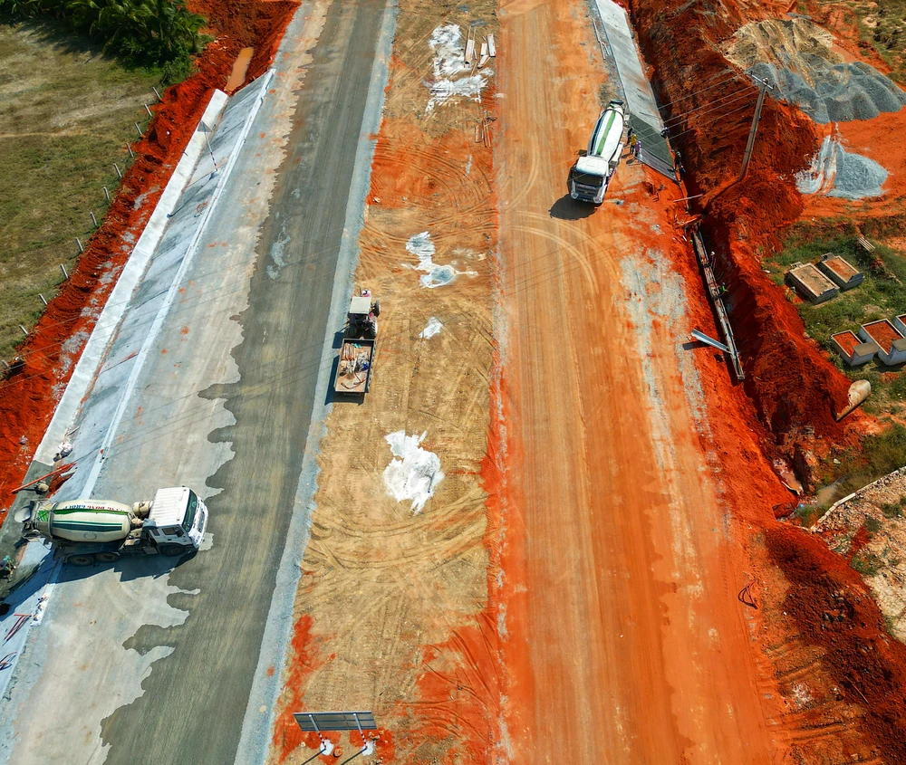 Một số đoạn đang được khẩn trương thi công. Một số đoạn đang được khẩn trương thi công.