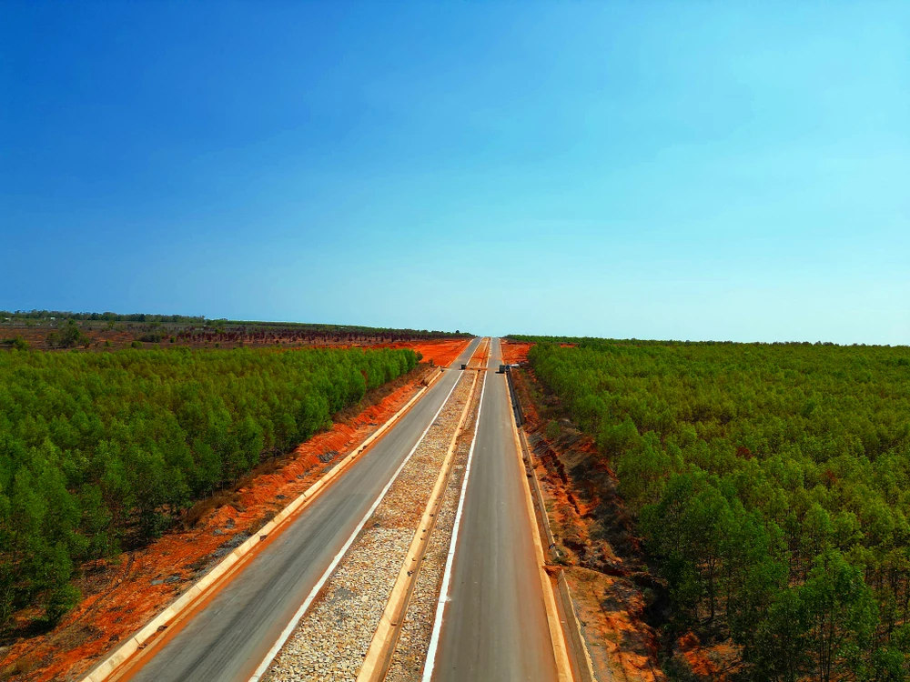 Một đoạn đi qua rừng tràm. Một đoạn đi qua rừng tràm.