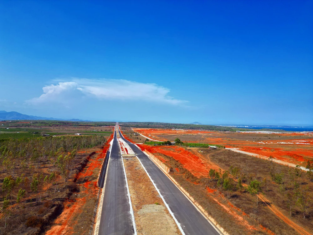 Du khách sẽ có nhiều lựa chọn hơn khi tuyến đường này thông xe. Du khách sẽ có nhiều lựa chọn hơn khi tuyến đường này thông xe.
