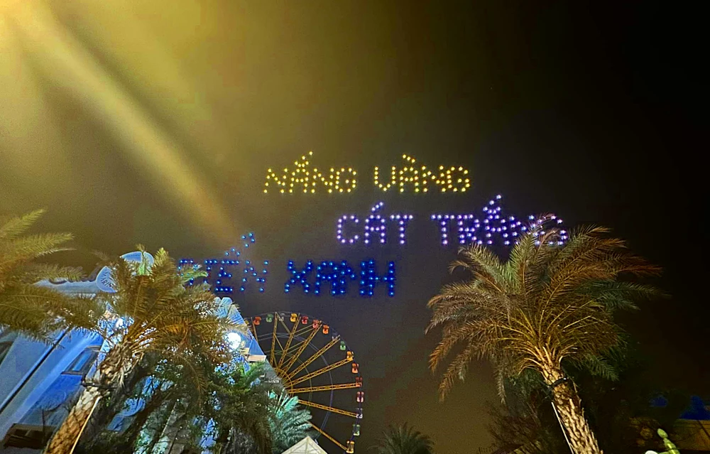 Drone light tạo chữ trên không.