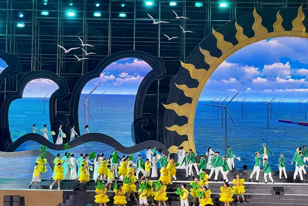 Sân khấu được bố trí sát biển với nhiều tiết mục đặc sắc.