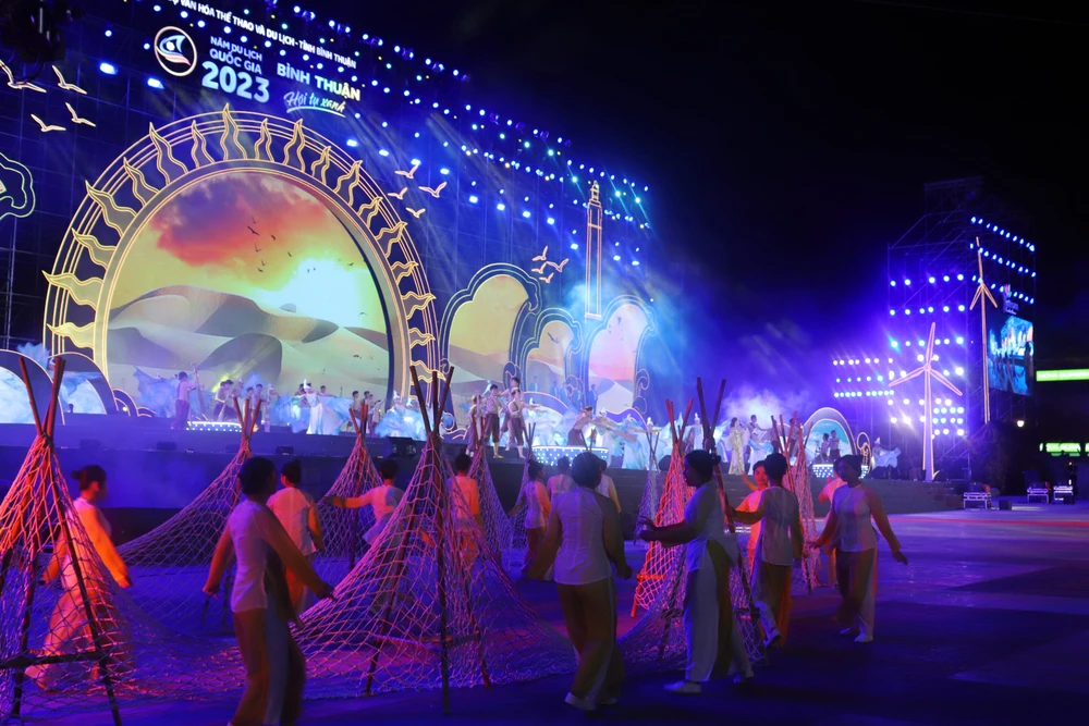 Tiết mục mở màn chương trình. Ảnh PN.