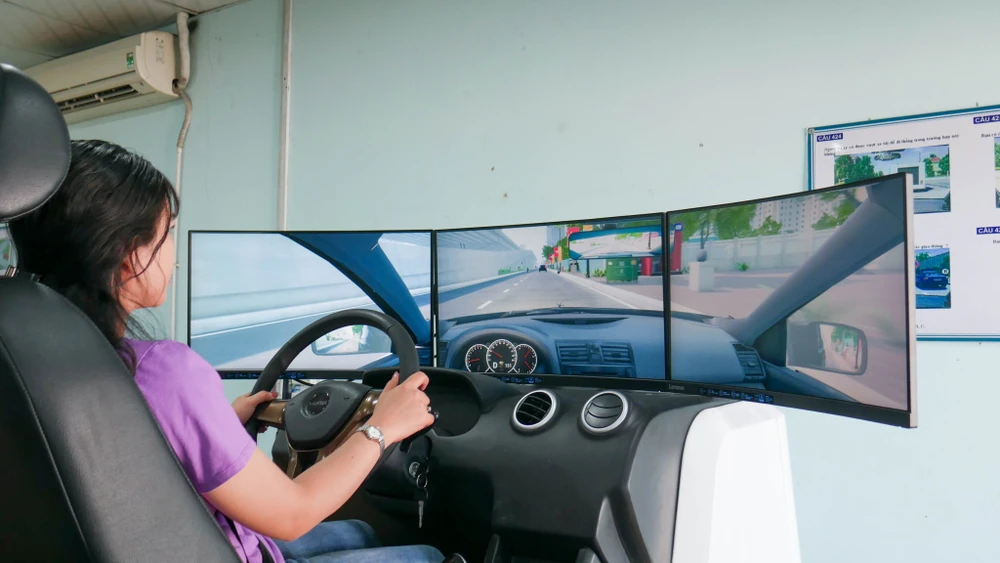Nhiều nước trên thế giới không áp dụng học lái xe trên cabin (ảnh tập lái cabin tại Trường dạy lái xe Thanh Long Đỏ-Bình Thuận). Ảnh PN.