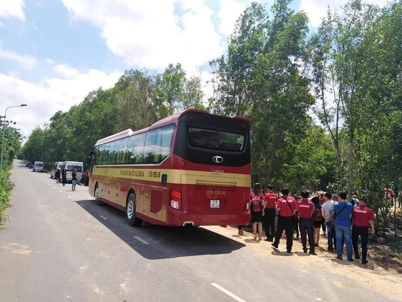 Khách hàng tham quan dự án "ma" của Công ty Alibaba tại Hàm Tân trước đây.