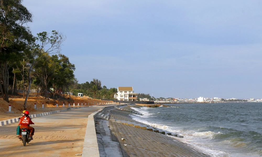 Đoạn kè nằm hoàn toàn ở thôn Tiến Bình trong khi Quyết định của Thủ tướng xây dựng ở địa chỉ khác. Ảnh: PN