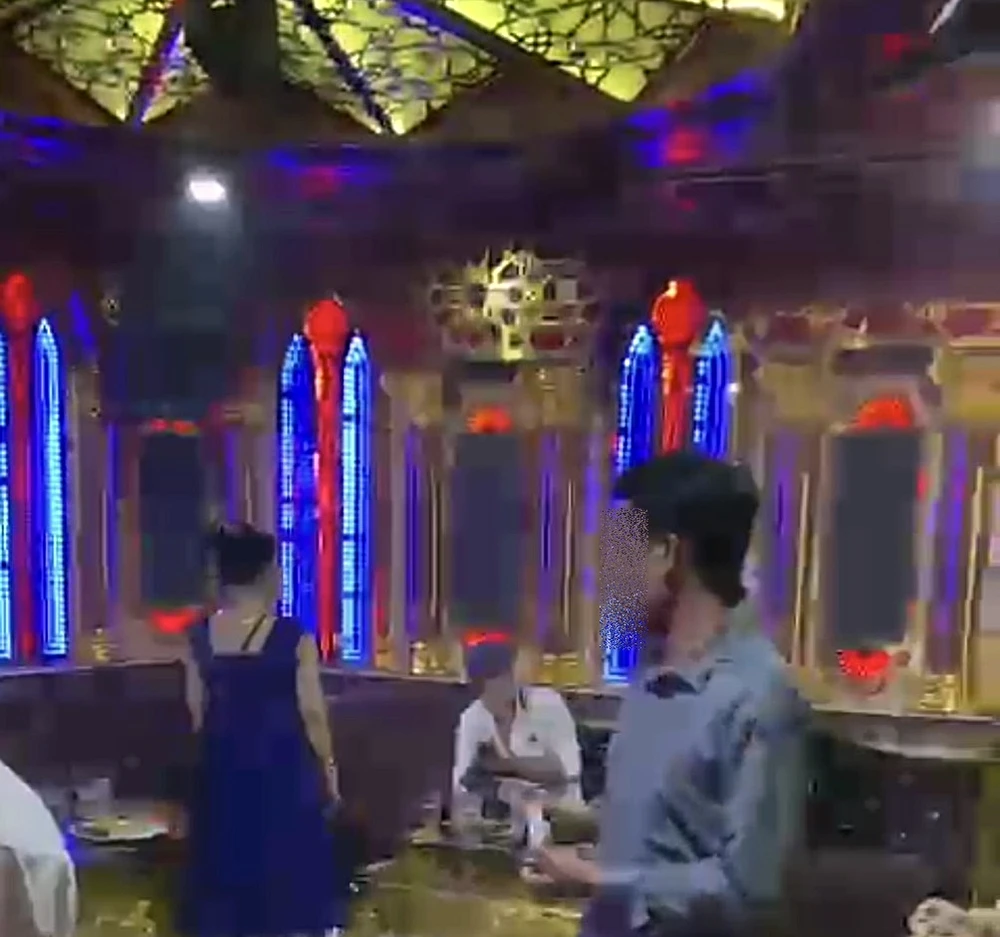 Điểm karaoke mở cửa phòng cho khách hát dù đã bị đình chỉ.