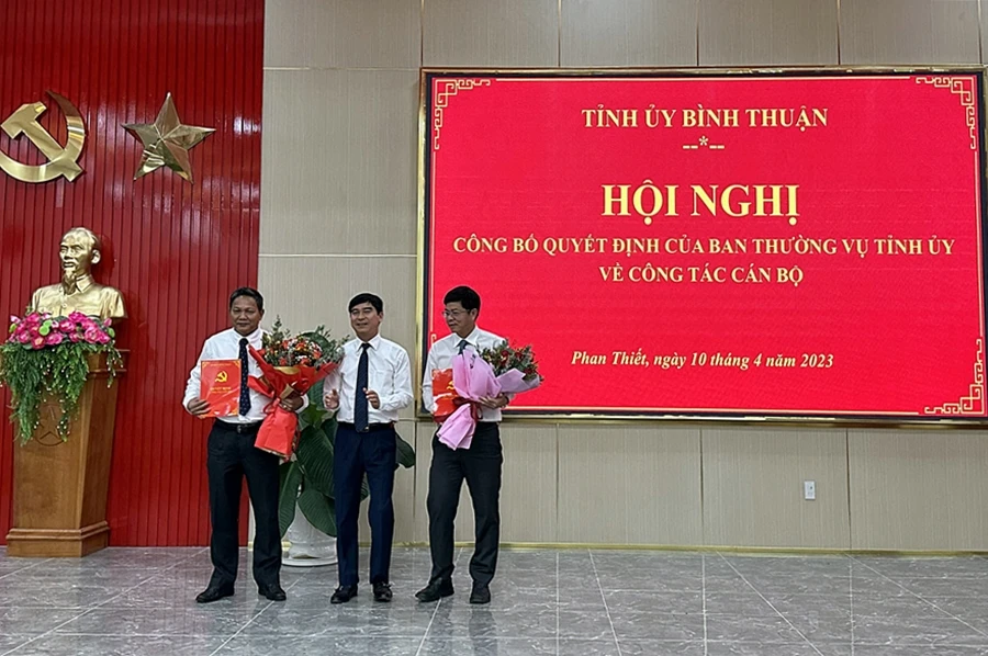 Ông Dương Văn An (giữa) Bí thư Tỉnh ủy Bình Thuận trao quyết định và tặng hoa chúc mừng ông Phạm Văn Nam (bìa trái) và ông Nguyễn Hồng Hải (bìa phải). Ảnh PP.
