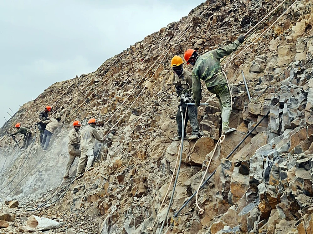 Hệ thống chống sạt lở phải gia cố bằng tường chắn khung bê tông mới đủ tiêu chuẩn. Ảnh: PN.