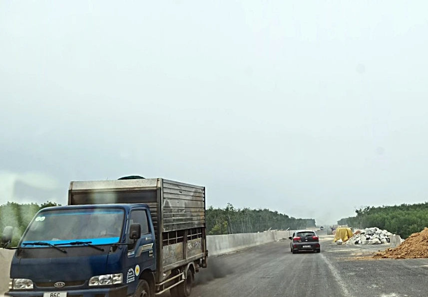 Rất nhiều các loại xe tự ý lưu thông trên cao tốc Phan Thiết - Dầu Giây (ảnh chụp chiều 12-4). Ảnh: PN