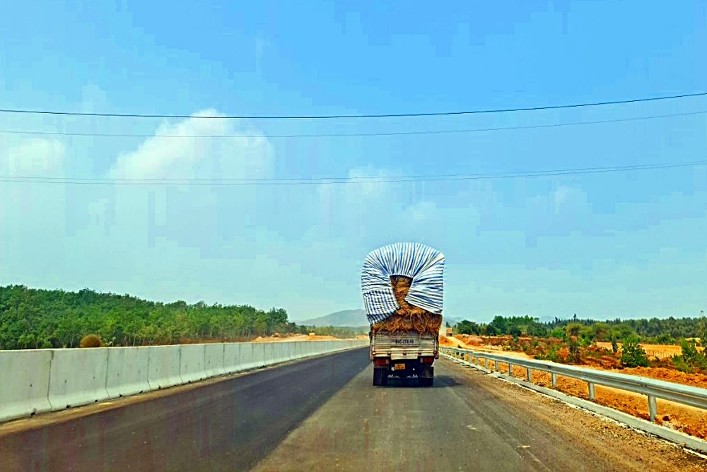 Xe chở rơm lưu thông trên cao tốc Phan Thiết-Dầu Giây chiều 12-4. Ảnh: PN