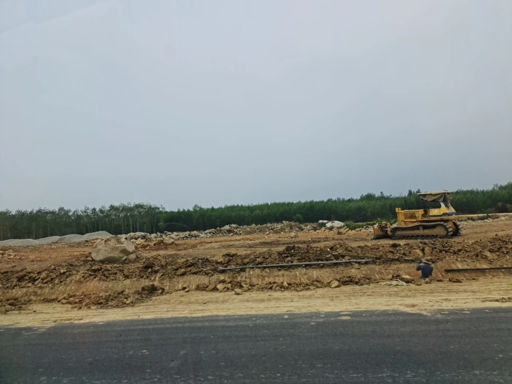 San lấp mặt bằng vị trí đặt trạm dừng chân. Ảnh PN.