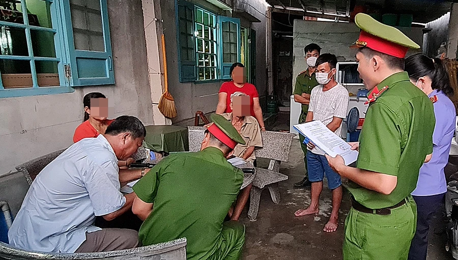 Công an Phú Qúy đọc lệnh bắt, khám xét khẩn cấp có kiểm sát trực tiếp của VKSND cùng cấp. Ảnh VKS. Công an Phú Qúy đọc lệnh bắt, khám xét khẩn cấp có kiểm sát trực tiếp của VKSND cùng cấp. Ảnh VKS.