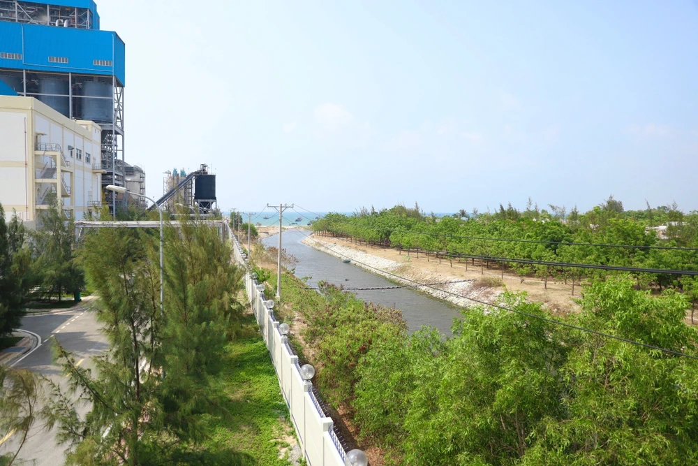 Mặc dù Trung tâm đã nỗ lực trồng cây xanh, bảo vệ môi trường nhưng khoảng cách quá gần khu dân cư.