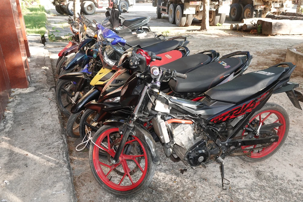 Xe tang vật cảnh sát đang tạm giữ. Ảnh NHƯ Ý.