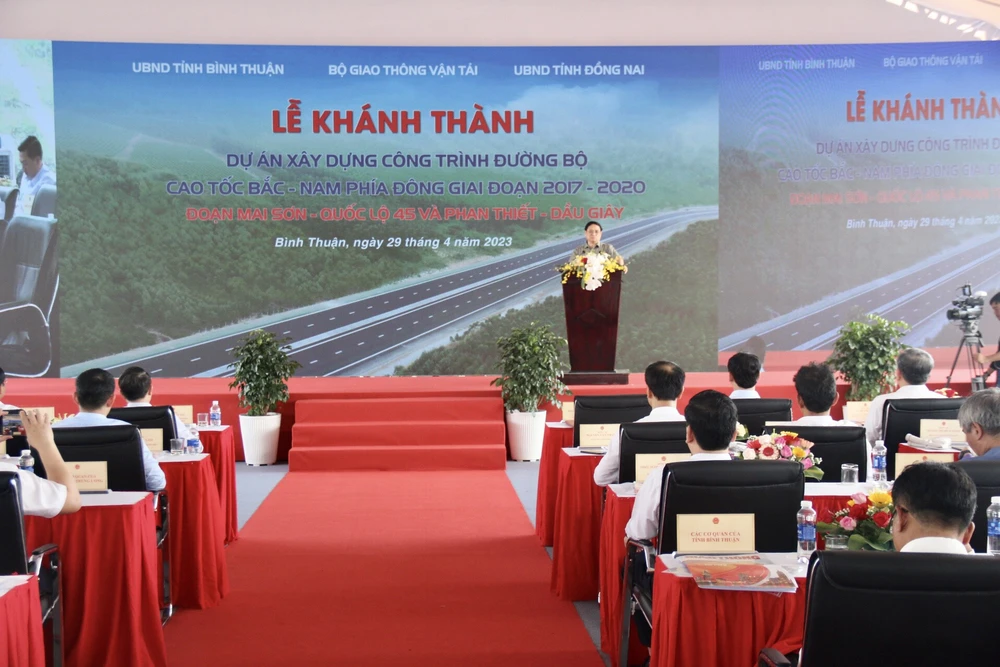 Thủ tướng cảm ơn người dân trong vùng dự án đã đồng thuận nhường đất, nhường nhà cho dự án. Ảnh: PN Thủ tướng cảm ơn người dân trong vùng dự án đã đồng thuận nhường đất, nhường nhà cho dự án. Ảnh: PN