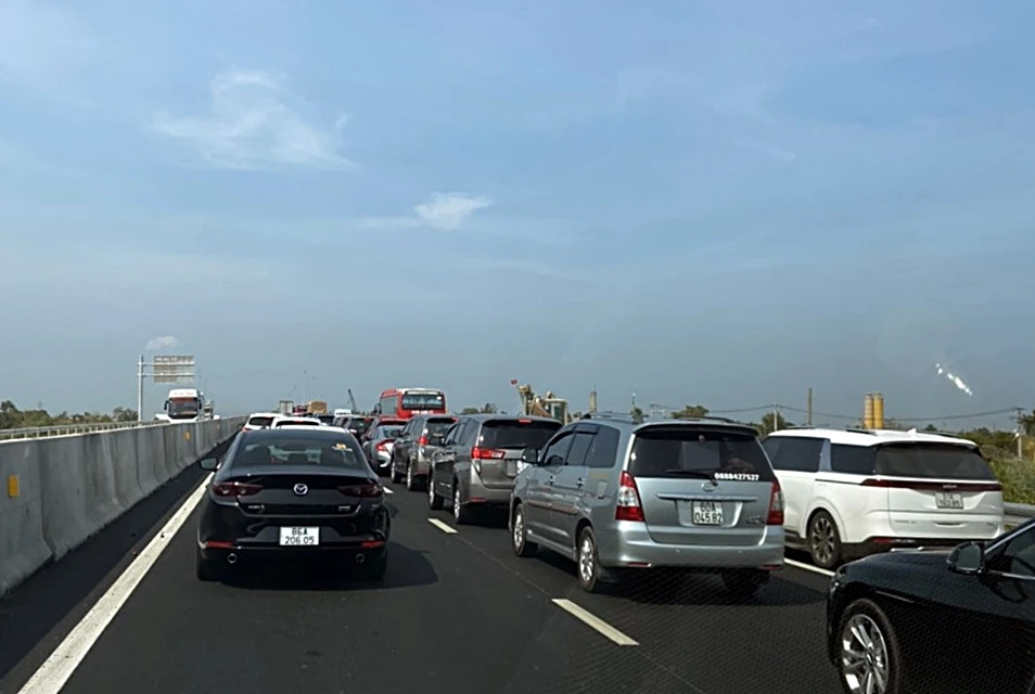 Hàng ngàn phương tiện nối đuôi nhau trên đường dẫn nối QL1A