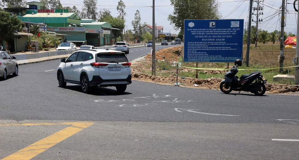 Hướng dẫn đường vào cao tốc bằng cách xịt sơn xuống đường. Hướng dẫn đường vào cao tốc bằng cách xịt sơn xuống đường.