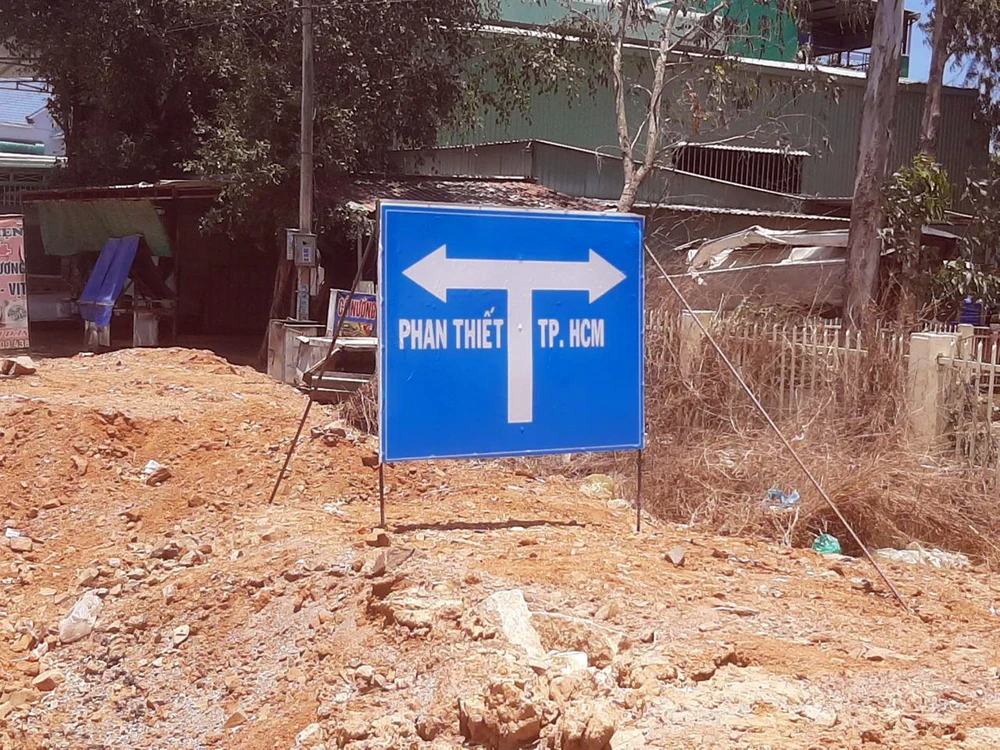 Biển hướng dẫn quá nhỏ và cắm thấp lè tè dưới đất. Ảnh PN. Biển hướng dẫn quá nhỏ và cắm thấp lè tè dưới đất. Ảnh PN.