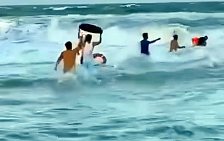 Người dân lao ra cứu cha con ông N. Ảnh: PĐ Người dân lao ra cứu cha con ông N. Ảnh: PĐ