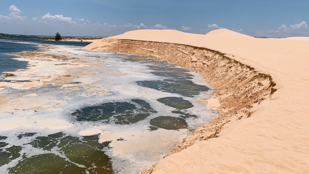 Bàu Trắng bị sạt lở hơn 1.500m2.