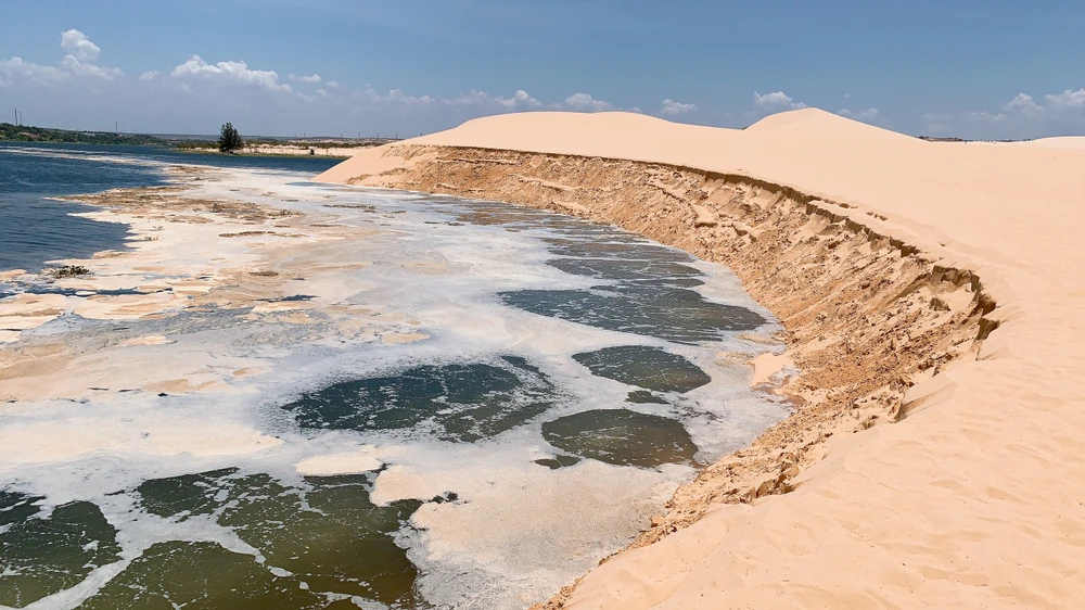 Bàu Trắng (Đồi Trinh Nữ) bị sạt lở hồi đầu tháng 5-2023.