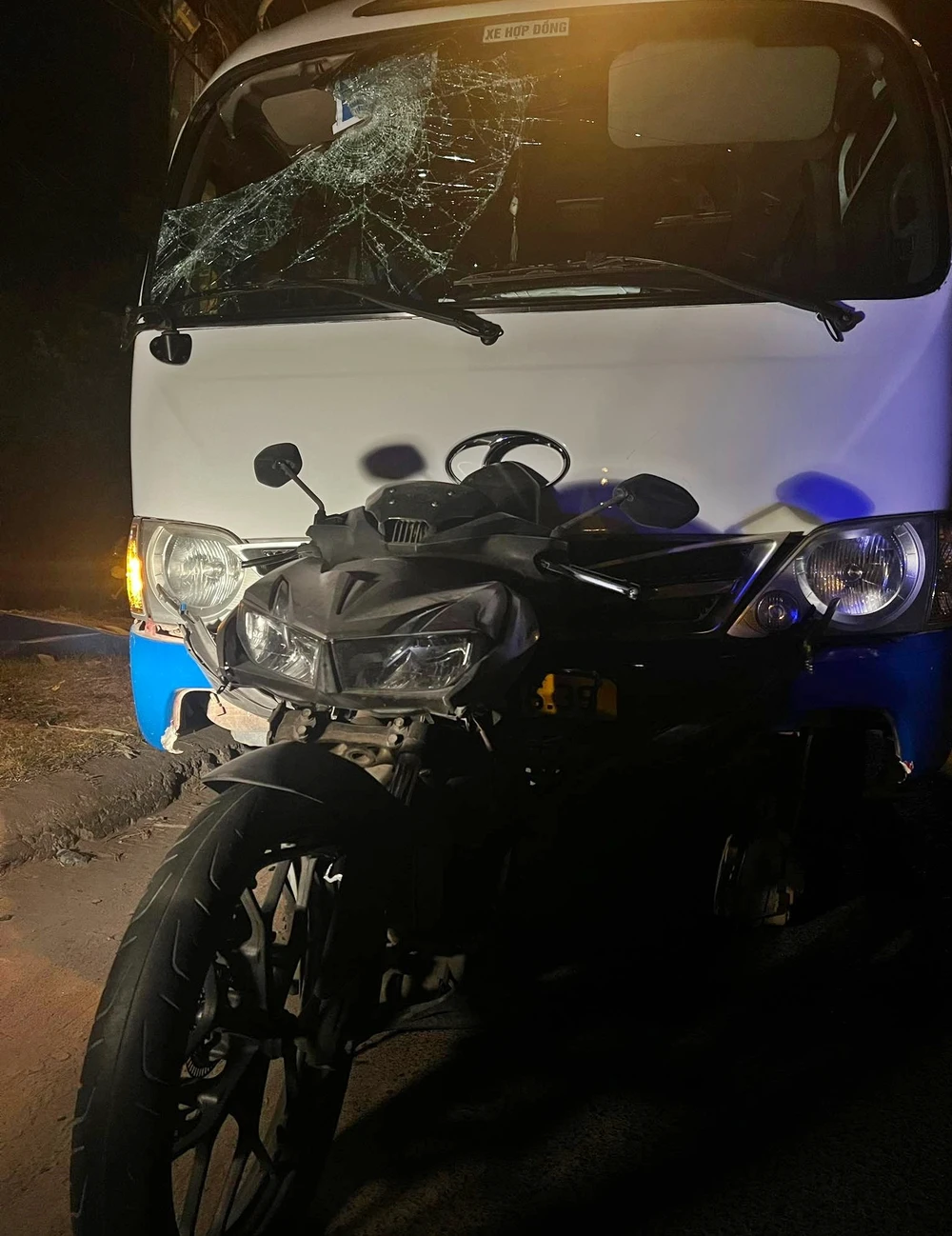 Xe khách sau khi gây tai nạn và lái xe bỏ trốn