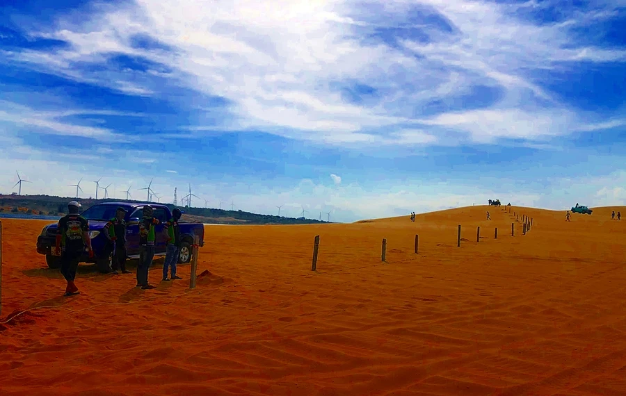 Cắm cọc cảnh báo không cho người và phương tiện vào khu vực sạt lở.