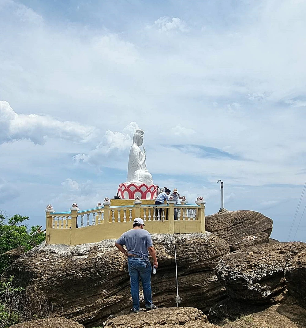 Cơ quan điều tra khám nghiệm hiện trường. Ảnh: PĐ