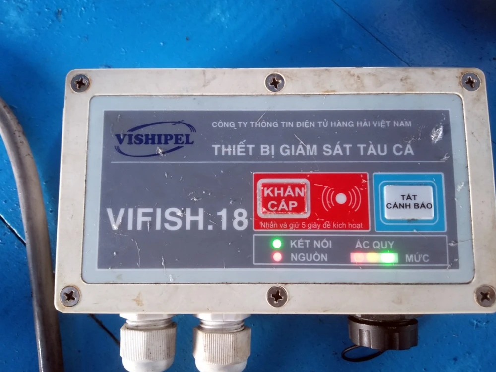 Mặc dù tàu không ra khơi nhưng thiết bị giám sát hành trình vẫn sáng đèn đang ở vùng biển xa. Ảnh NP.