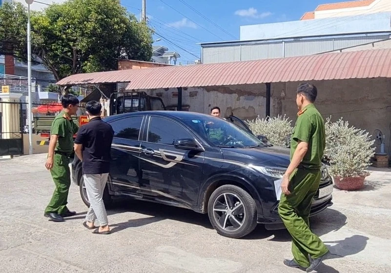 Công an thực hiện lệnh bắt giam Nguyễn Chí Thắng. Ảnh PN.