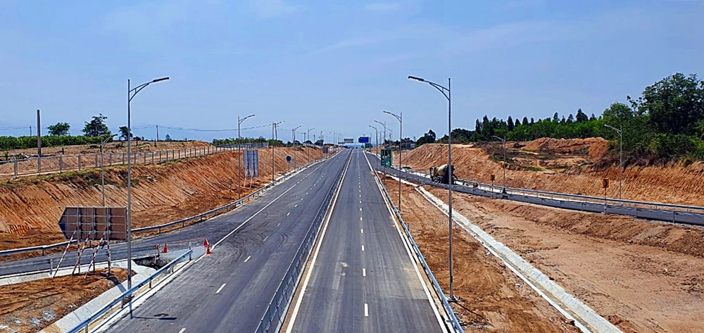 Cao tốc Vĩnh Hảo - Phan Thiết lúc 10g30 ngày 19-5 khá vắng xe. Ảnh: PHƯƠNG NAM