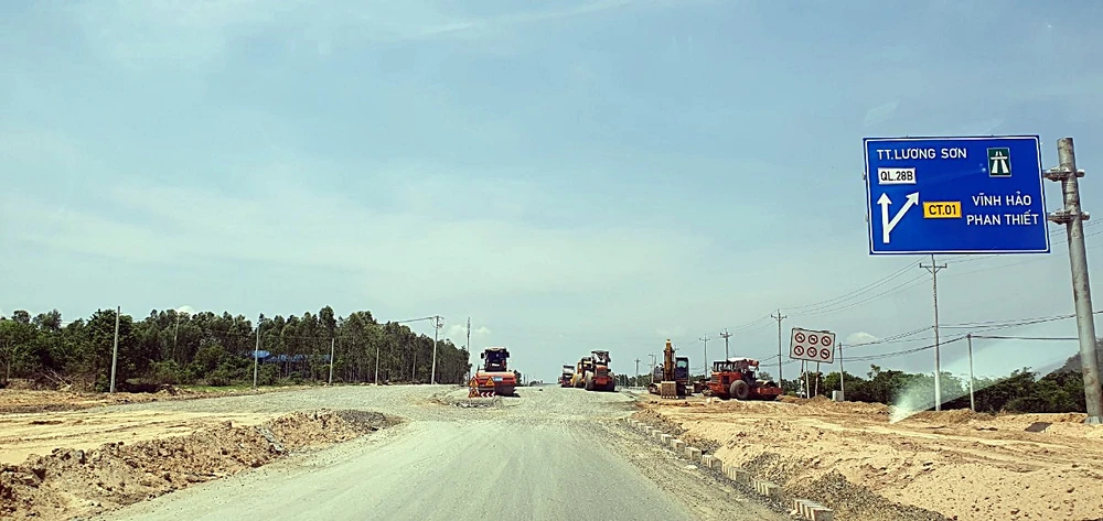Tại nút giao QL28 vẫn đang được thi công. Ảnh: PHƯƠNG NAM