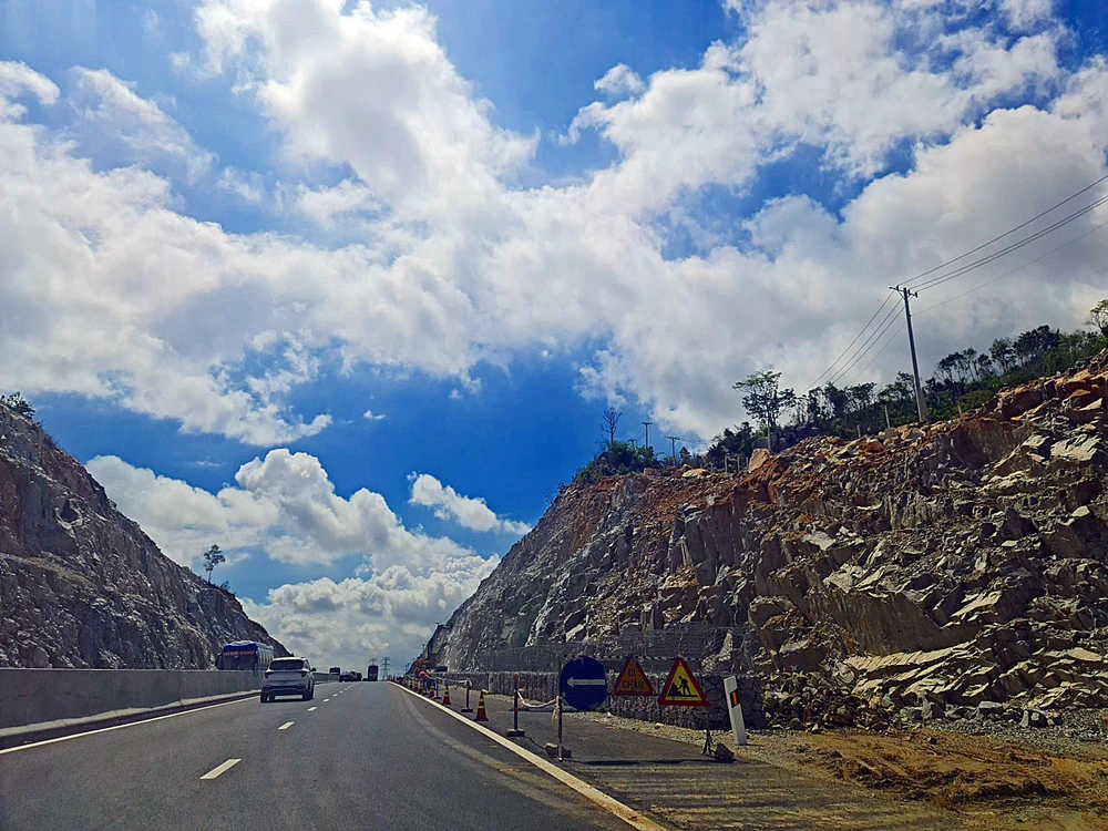 Hiện cao tốc Phan Thiết-Dầu Giây vẫn còn nhiều đoạn đang thi công. Ảnh PN.
