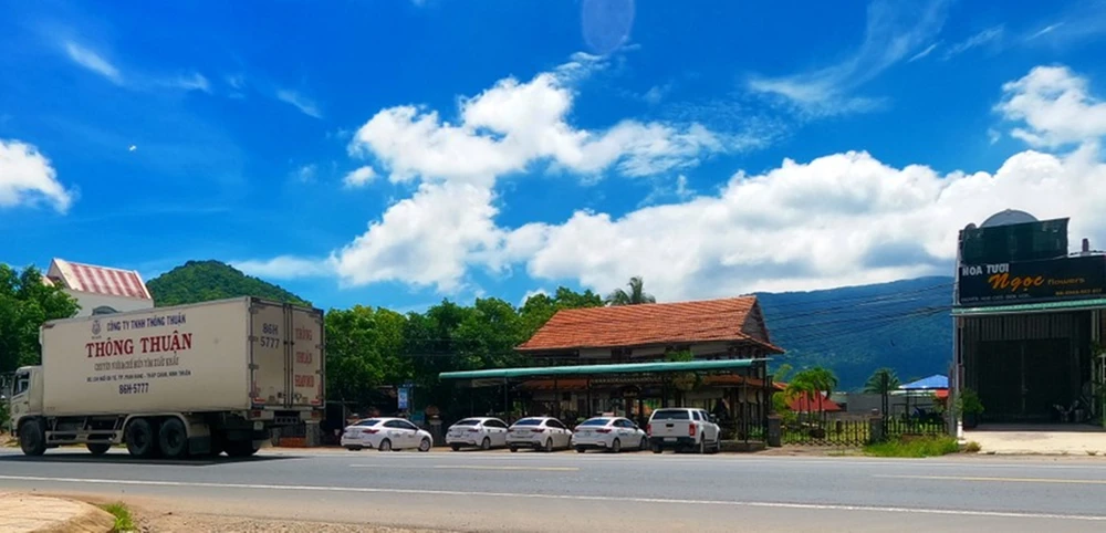 Một quán cà phê ven QL1A ở Hàm Thuận Nam.