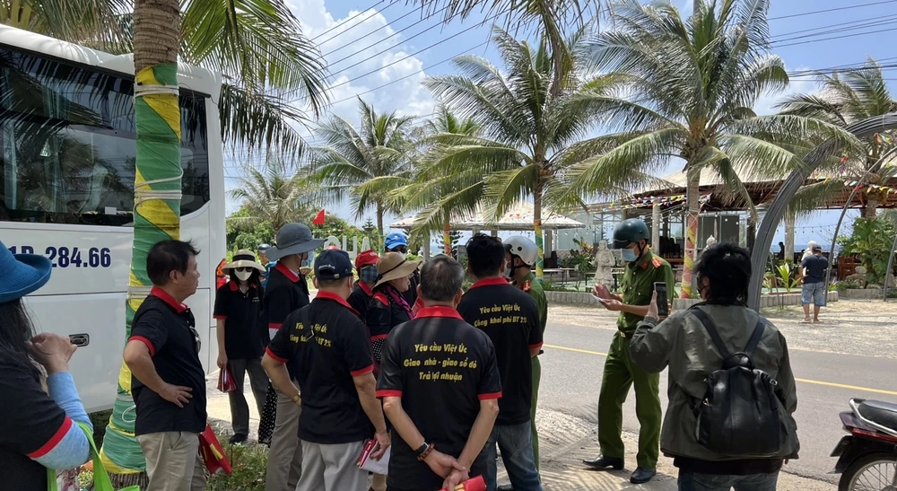 Công an đã có mặt vãn hồi trật tự. Công an đã có mặt vãn hồi trật tự.