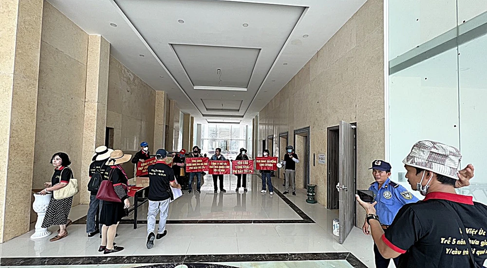 Nhiều khách hàng cho biết đã gửi đơn tố cáo đến cơ quan điều tra. Nhiều khách hàng cho biết đã gửi đơn tố cáo đến cơ quan điều tra.